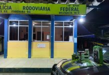 Empresário é flagrado com quase 500 itens sem nota fiscal, vestuários e eletrônicos falsificados na BR-242, em Itaberaba