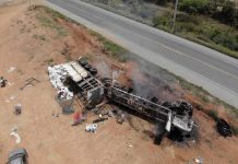 Carreta pega fogo após acidente na BR-242, em Itaberaba