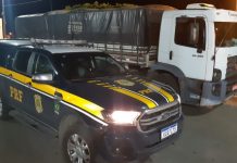 PRF flagra caminhão transitando na BR 242 com excesso de passageiros e carregado com 24 toneladas de milho sem nota fiscal