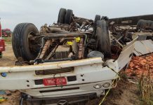 Motorista fica preso às ferragens após caminhão tombar na BR-242