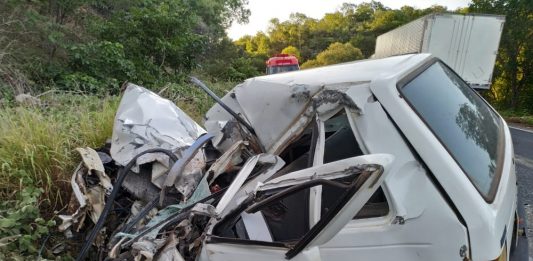 Motorista morre em batida de carro com ônibus na BR-242