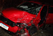 Bombeiros resgatam vítima de acidente, envolvendo dois veículos na BR 242