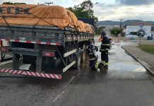 Bombeiros combatem princípio de incêndio em carreta em Itaberaba