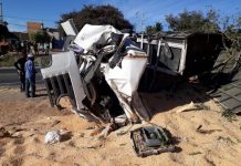 Motorista fica preso às ferragens, após carreta tombar na BR-242