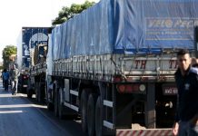 Caminhoneiros fazem bloqueio parcial na BR-242