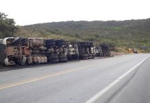 Carreta tomba na BR-242 e motorista fica ferido