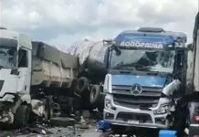 Acidente entre três carretas causa interdição na BR-242