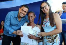 Prefeitura de Itaberaba entrega 45 títulos de propriedade de imóvel para famílias no Bonde das Casinhas