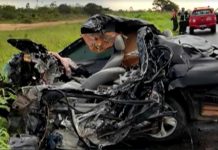 Motorista morre em acidente entre carro e caminhão na BR-242