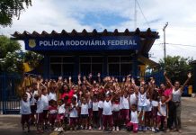 Alunos do Colégio Aliança visitam posto da PRF em Itaberaba