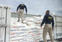 PRF apreende 870 sacos de farinha na BR-242, em Itaberaba