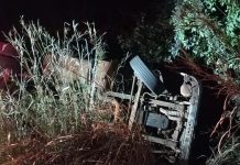 Motorista morre após carreta carregada de carvão tombar na BR-242