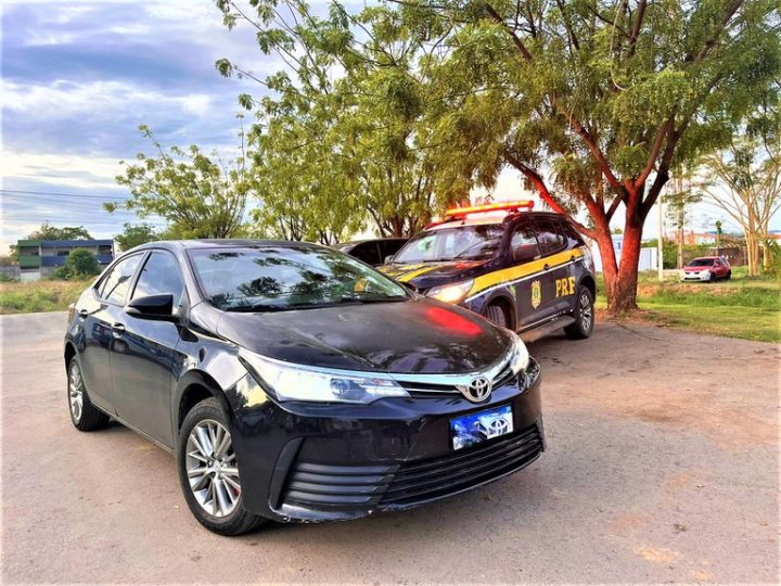 Homem é preso na BR-242 com Corolla roubado