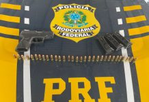 PRF flagra ultrapassagem proibida na BR 242 e apreende pistola, munições e carregadores dentro de carro