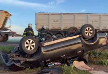 Motorista morre após carro bater de frente com micro-ônibus que fazia ultrapassagem na BR-242