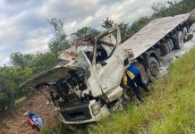 Caminhão capota na BA-233, em Ipirá, e motorista é resgatado das ferragens com vida