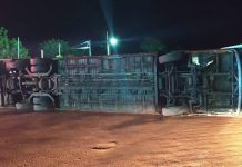 Ônibus tomba em estrada e 23 pessoas ficam feridas na BR-242