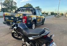 Na BR-242, PRF recupera motocicleta adulterada que era transportada no bagageiro de um ônibus