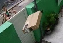 Entregador arremessa caixa com TV por cima de portão de casa e danifica aparelho
