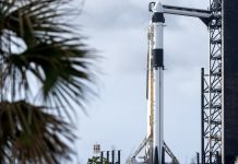 SpaceX e NASA lançam foguete com astronautas para missão histórica