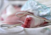 Bebê fica em estado grave após cair de 5º andar de prédio na Espanha