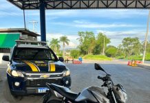 PRF recupera motocicleta furtada que era transportada no bagageiro de um ônibus na BR-242
