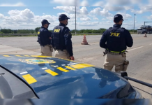 Caminhão do Mercado Livre tomba e carga é saqueada na BR-101
