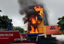 Incêndio de grandes proporções atinge loja Arte Bolsas em Itaberaba Incêndio atinge duas lojas no Centro de Itaberaba - Foto: Fernando Santos / Itaberaba Notícias