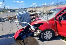 Motorista passa mal e colide carro em poste