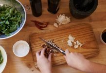 Aprenda a limpar corretamente a tábua de corte e evite bactérias
