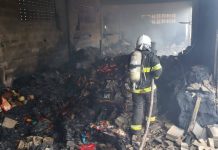 Corpo de Bombeiros realiza rescaldo em incêndio que atingiu duas lojas em Itaberaba