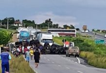 Capotamento de carreta interdita pista da BR 116 em Santa Bárbara