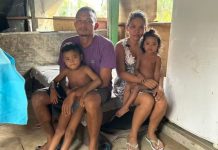 Mãe que dá água para enganar fome dos filhos ganha ajuda de internautas