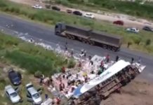 Batida entre carro e carreta deixa duas pessoas gravemente feridas na BR-242