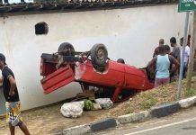 Carro capota em ladeira na cidade de Jiquiriçá