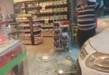 Cantor Walter de Afogados perde controle de carro, bate em duas pessoas e invade loja de conveniência