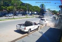 Caminhão-cegonha esbarra em fiação elétrica e derruba fachada de loja