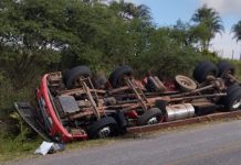 Carga de manga se espalha em rodovia após veículo tombar na Bahia