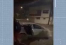 Carro e moto são arrastados por enxurrada na Bahia