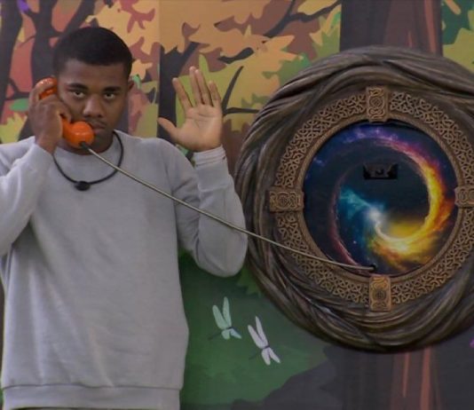 Davi atende Big fone está no Paredão