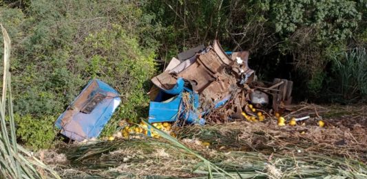 Carreta carregada de melões tomba após perder freio na Serra do Mutum