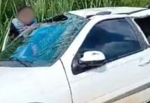 Motorista joga carro na pista e luta contra assaltantes; caso ocorreu após vítima dar carona