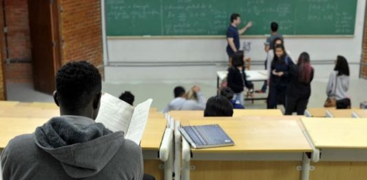Estudantes pré-selecionados para o Fies 2024.1 já podem complementar a inscrição
