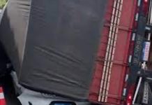 Com excesso de peso, carreta tomba e destrói veículo