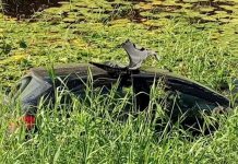Motorista perde controle de veículo e cai em lagoa às margens da BR-030; criança de oito anos estava a bordo
