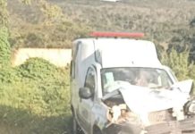 Motorista fica ferido em acidente com ambulância de prefeitura baiana