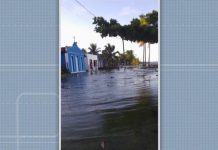 Maré atinge quase 3 metros no sul da Bahia; casas são inundadas