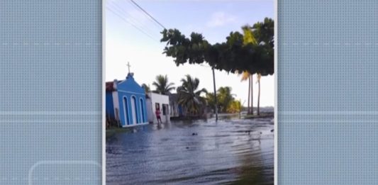 Maré atinge quase 3 metros no sul da Bahia; casas são inundadas