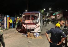 Micro-ônibus atropela e mata quatro pessoas e deixa outras 25 feridas durante procissão