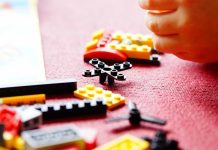 Pai invade creche e agride menina de 4 anos que abraçou o filho